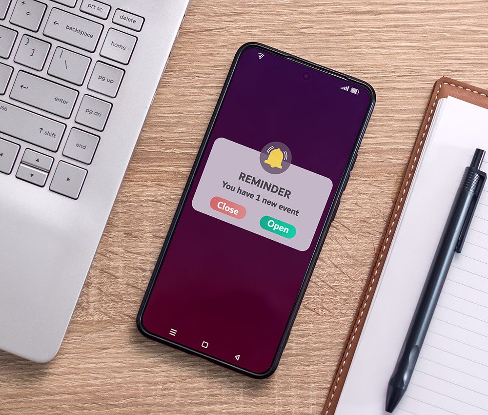 new-event-notice-message-smartphone-smartphone-desk-with-reminder-notification-page-screen
